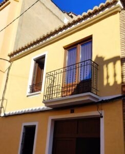 Fachada de casa de pueblo de Valencia pintada por Caubal Pintores