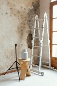 Pared con moho a punto de comenzar a ser reparada