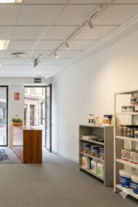 Local comercial recién pintado y listo para atender clientes gracias a Caubal Pintores