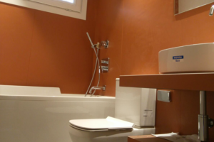 Microcemento aplicado en paredes de baño
