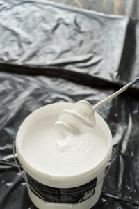 Material de pintura listo para ser aplicado en las paredes de una vivienda