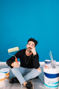 Joven decepcionado al ver que eligió mal los colores con los que ha pintado su casa