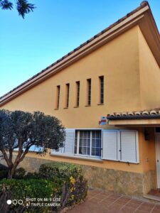 Fachada de chalet de Valencia pintada por Caubal Pintores