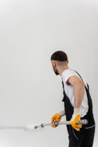 Pintor profesional de Caubal Pintores pintando el interior de una casa en Valencia