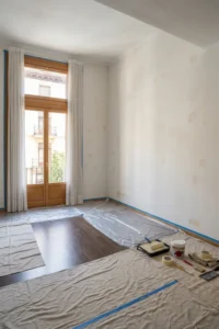 Habitación vacía preparada para pintar las paredes de una vivienda.
