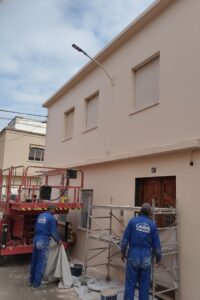 Trabajadores de Caubal Pintores recogiendo todo el material después de haber terminado de pintar una fachada de casa en Valencia