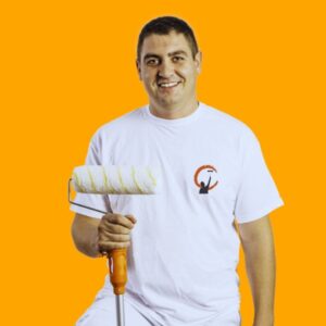 Fachada de vivienda restaurada y pintada profesionalmente